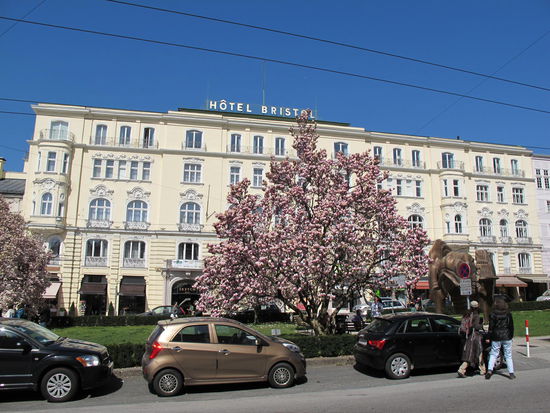 Makartplatz mit Hotel Bristol