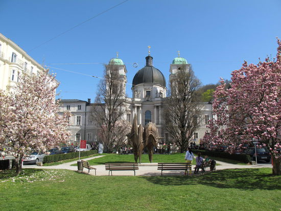 Makartplatz mit der Dreifaltigkeitskirche
