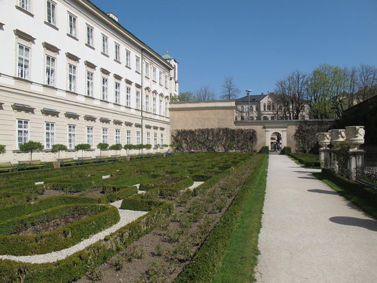 Der noch nicht blühende Rosengarten neben dem Schloß Mirabell