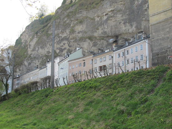 Häuser direkt am Mönchsberg