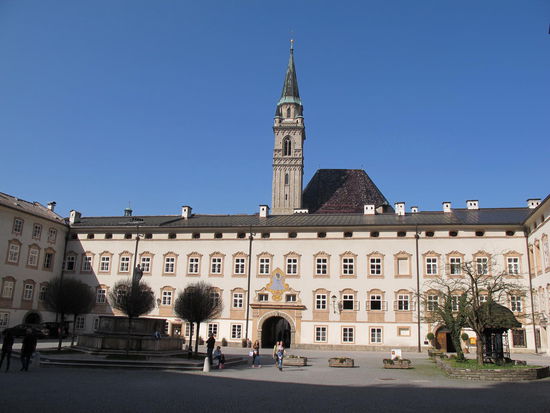 Stift St. Peter Salzburg im Hintergrund Franziskanerkirche
