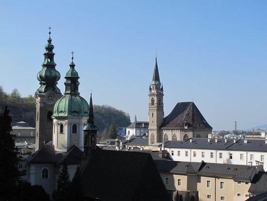 Stiftskirche St. Peter im Hintergrund Franziskanerkirche