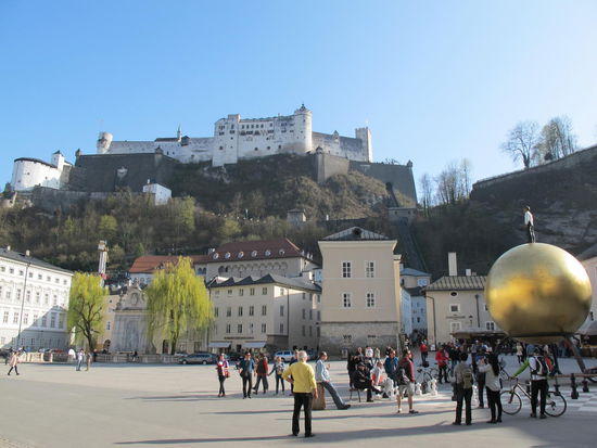 Die Festung Hohensalzburg vom Kapitelplatz aus