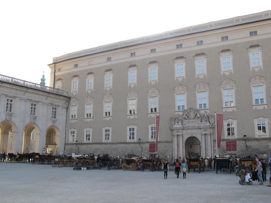 Residenz Salzburg mit Pferdekutschen davor