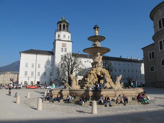 Residenzbrunnen mit Salzburg Museum im Hintergrund