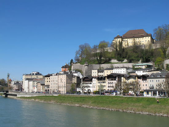 Blick vom Mozartsteg auf den Kapuzinerberg