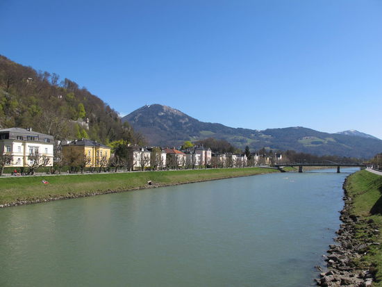 Blick vom Mozartsteg stadtauswärts...