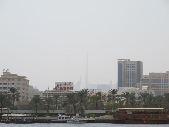 Noch weit weg und im Dunst kaum zu sehen, der Burj Khalifa