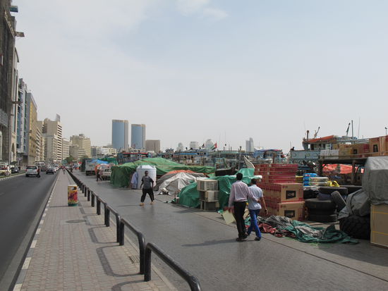 Beladen der Schiffe am Dubai Creek