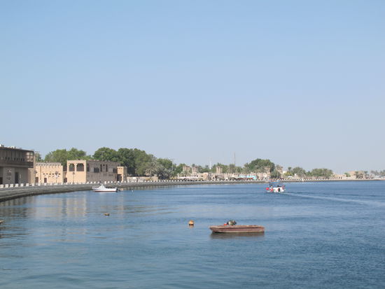 Links die Shindagha Heritage Area am Creek