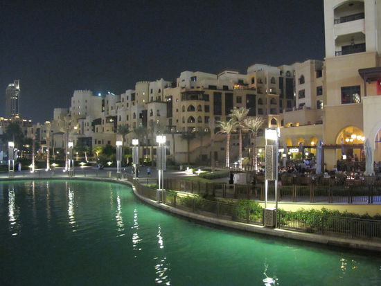 Um die Dubai Fountain herum