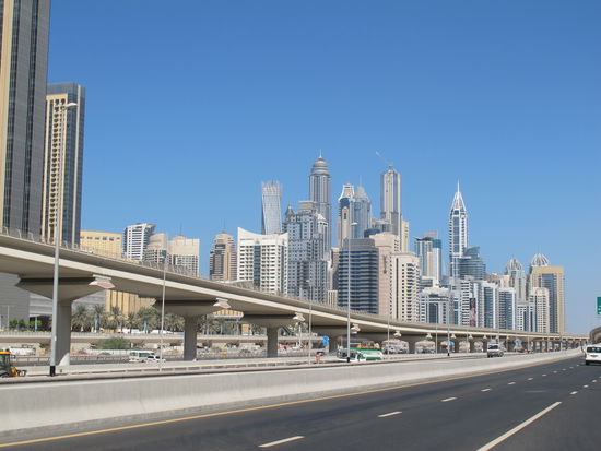 Sheikh Zayed Road mit Ubahn