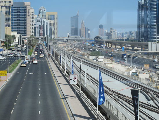 Blick vom Übergang auf Ubahn (rechts), Sheikh Zayed Road und Straßenbahn (links)