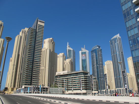 Sheikhs werden sogar auf Hochhäusern abgebildet