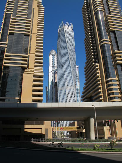 Tolle Bauwerke gibt's in der Marina, hier der verdrehte Cayan Tower