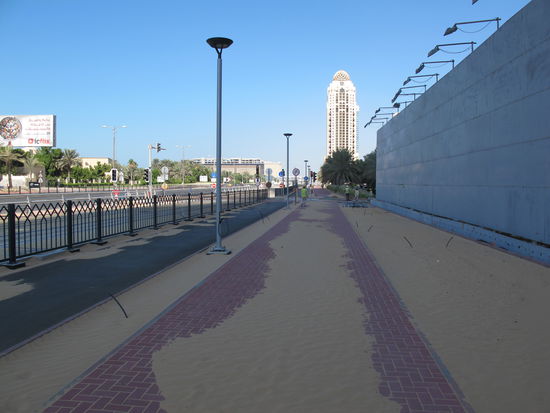 Man sieht, daß die Stadt nahe der Wüste ist 