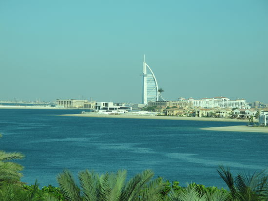 Burj Al Arab von der Monorail aus