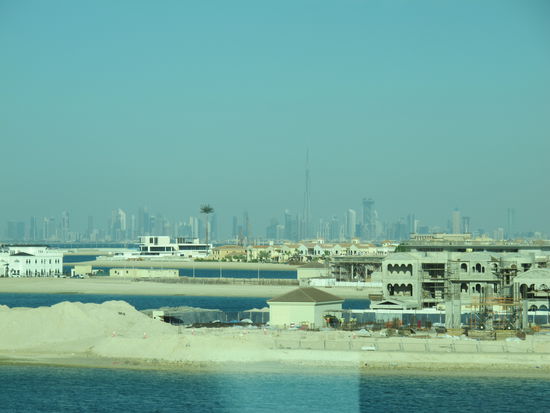 Vorne Baustellen auf der Palme, hinten der Burj Khalifa