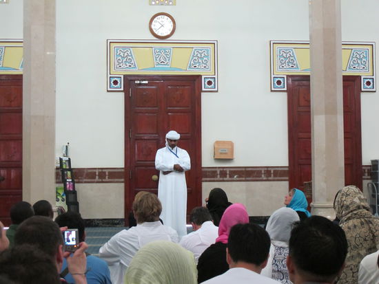 Der Kollege der Führerin zeigt ein paar Betvorgänge