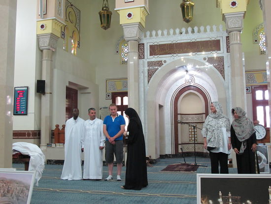 Ein paar Touris wurden nach vorne gebeten um ein paar Rituale mitzumachen