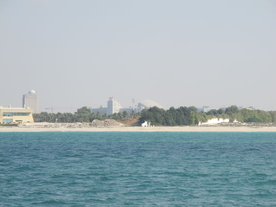 In der Mitte ist die Skihalle der Mall of the Emirates zu sehen