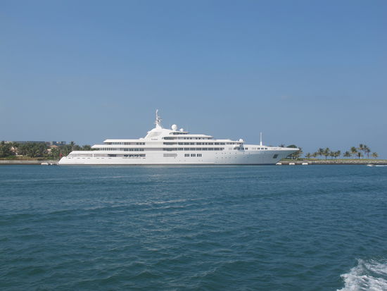 Da hat jmd. sein Boot vor seinem Haus auf der Palm Jumeirah geparkt