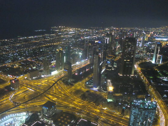 Dubai nachts vom Burj Khalifa aus gesehen