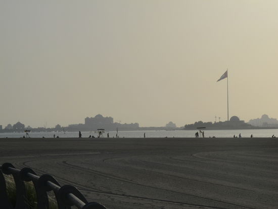 In der Ferne ist das Emirates Palace und der rießige Fahnenmast zu sehen