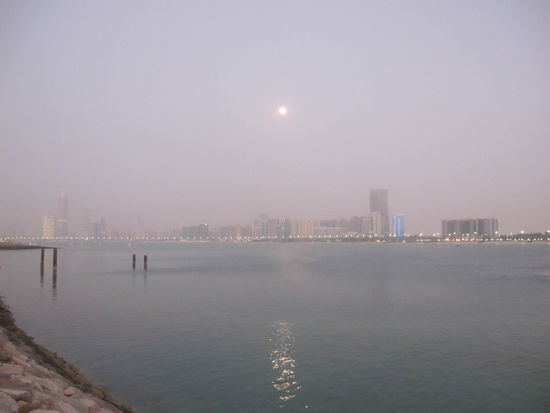Blick auf die nächtliche Corniche mit Vollmond