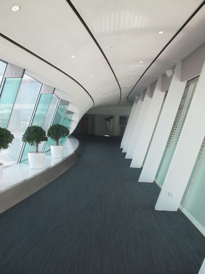 Die Brücke des Hotels über der Formel 1 Strecke