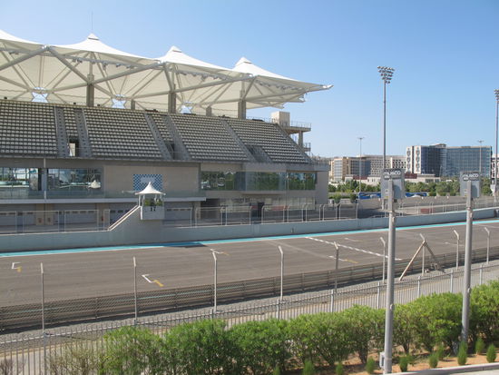Die Formel 1 Strecke von Abu Dhabi auf Yas Island, die Zielgerade