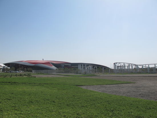 Die Ferrari World mit zugehöriger Achterbahn "Formula Rossa"