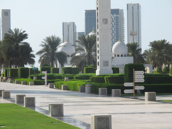 Dahinten liegt das Grab von Emir Zayid bin Sultan Al Nahyan