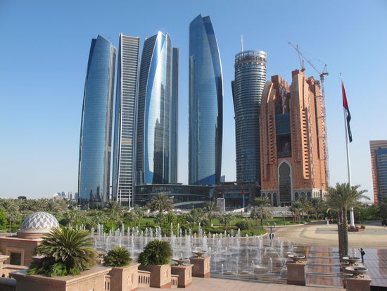 Etihad Towers und andere Hochhäuser beim Emirates Palace