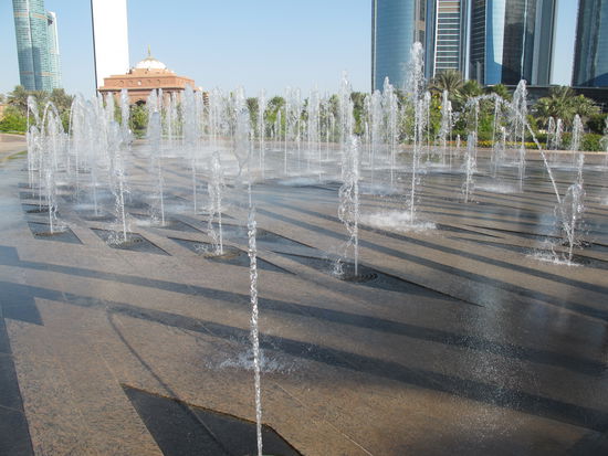 Wasserspiel vor dem Emirates Palace