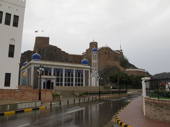 Al Khor Moschee mit Al-Mirani Fort dahinter