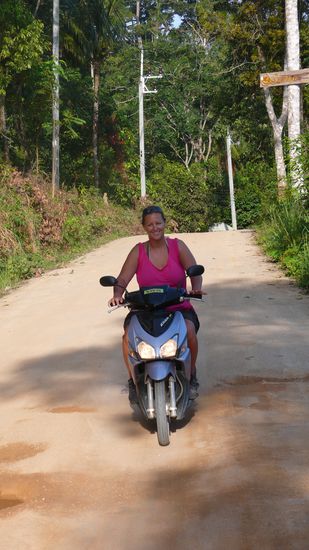 mit karacho ueber Thailands Pisten