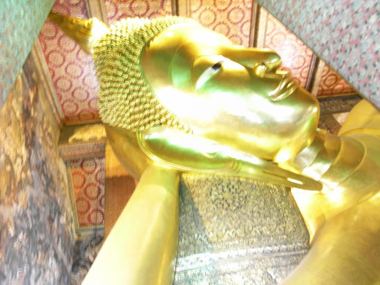 Riesiger liegender goldener Buddha