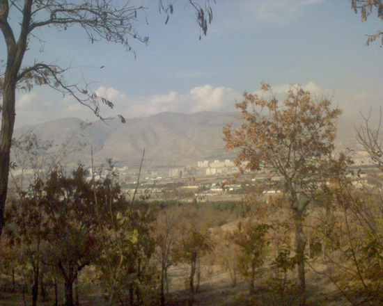 Vorstadt und Alborzgebirge im Hintergrund