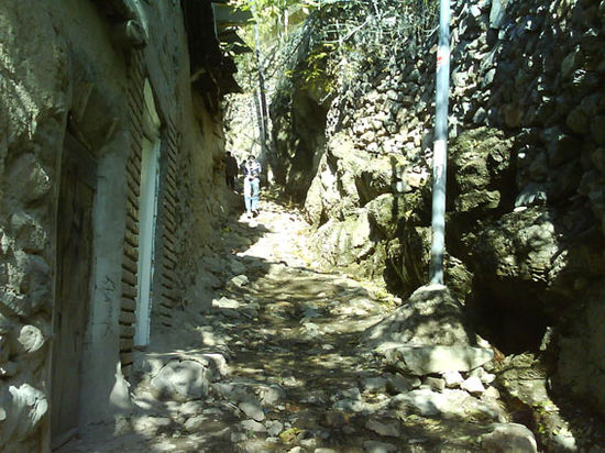 Enge Gasse im Dorf