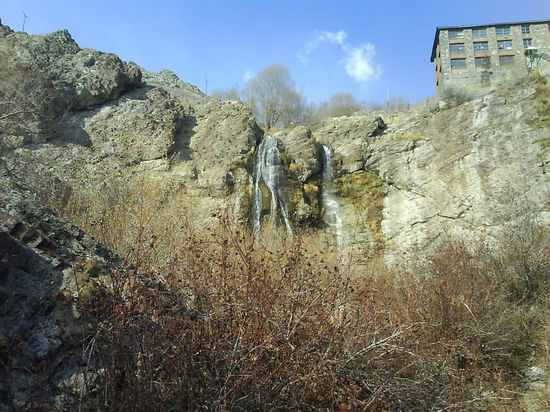 Wasserfall und Station des Roten Halbmonds