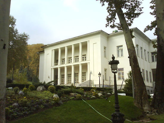 Das Bild truegt, aussen sind die Paleste etwas heruntergekommen