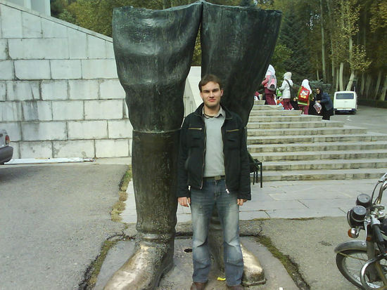 Ein bekanntes Symbol des Sieges der Revolution: Die Reste einer Schahstatue.