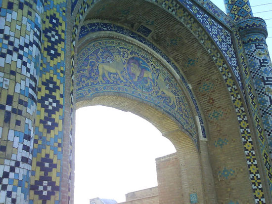 Die Vorderseite ist reich geschmueckt mit Kacheln. Hier ein bekanntes Qadscharisches Herrschaftssymbol direkt ueber dem Durchlass.