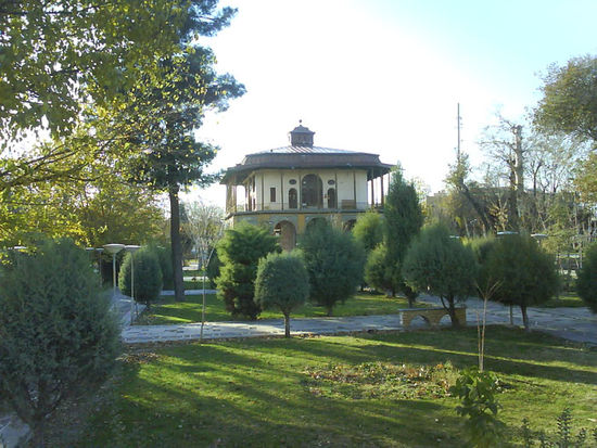 Der Rest des Palastbezirks, ein kleiner Palast umgeben von einem Garten.
