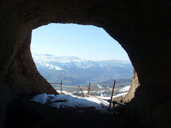 Das ominoese Loch im Felsen