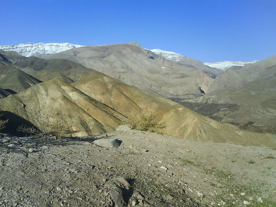 Das schmale Tal mit Bauemen und Dorf