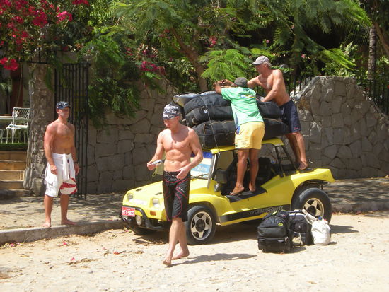 Stephan, Peter, Buggyman und Gert beim Packen