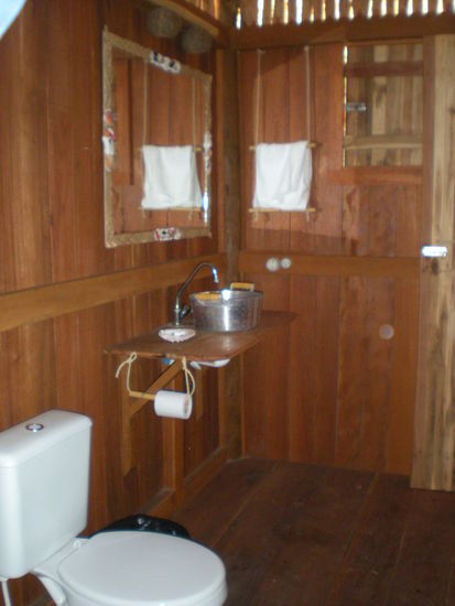 alle aus Holz,Bast oder Bambus, nur das Klöchen nicht! Zum Glück!