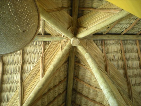 Dachkonstruktion im Bungalow Vila Prea – und ich lese gerade „Die Säulen der Erde“!!!!!